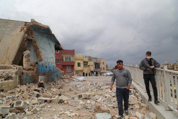 Şanlıurfa'da çöken çatı ve duvarın altında kalan iki çocuk yaralandı