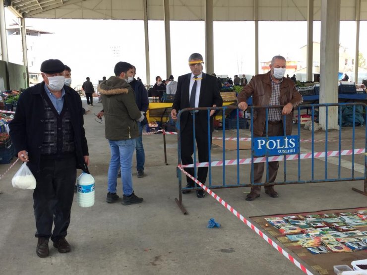 Suşehri ilçesinde halk pazarında vatandaşlara maske dağıtıldı