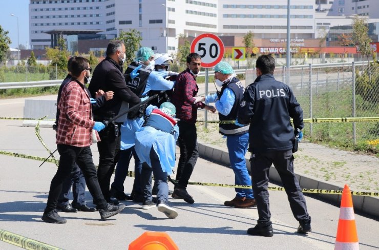 Korona virüs testi pozitif çıktı, hastaneden kaçıp polislere dehşet yaşattı