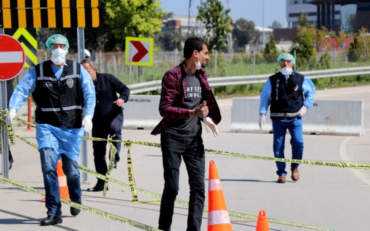 Korona virüs testi pozitif çıktı, hastaneden kaçıp polislere dehşet yaşattı