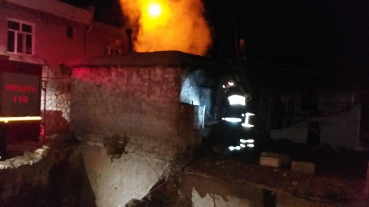 Adıyaman’da yangın sonrası yıkılma tehlikesi olan toprak ev boşaltıldı