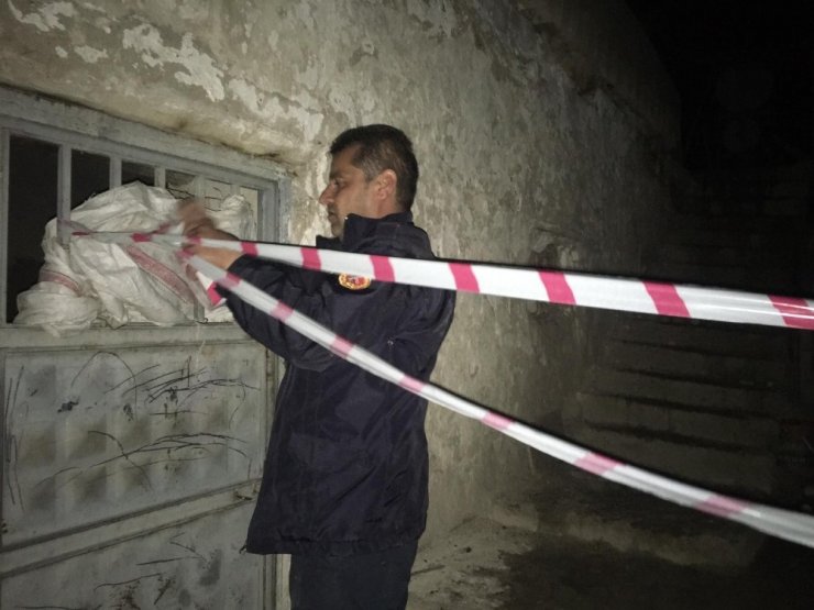 Adıyaman’da yangın sonrası yıkılma tehlikesi olan toprak ev boşaltıldı