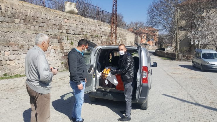 Bünyan Belediyesi sokak sokak ekmek dağıtıyor