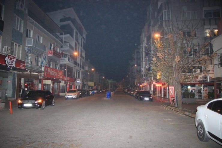 Cadde ve sokaklar sessizliğe büründü