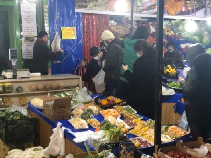 Ankara’da sokağa çıkma yasağını duyan vatandaşlar marketlere akın etti