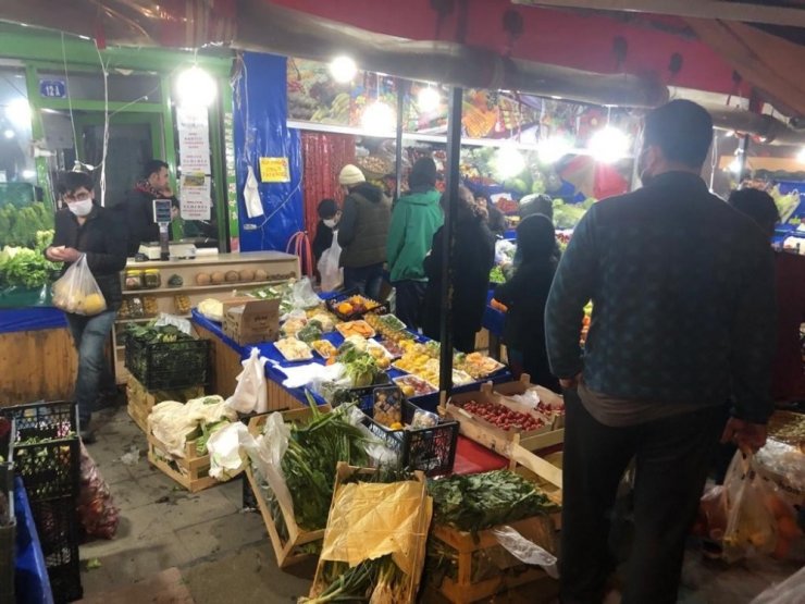 Ankara’da sokağa çıkma yasağını duyan vatandaşlar marketlere akın etti