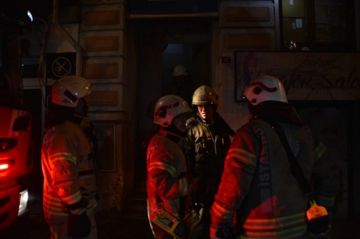 Taksim’deki bir binada çıkan yangında mahsur kalan 9 kişi kurtarıldı