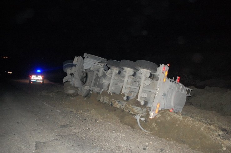 Çimento taşıyan kamyon devrildi