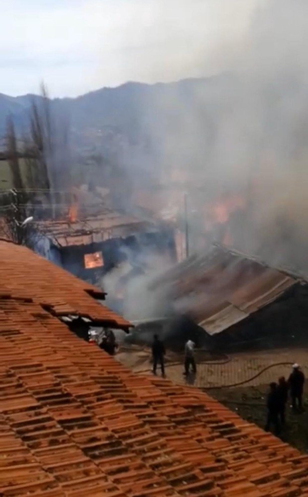 Kızılcahamam’da korku dolu anlar! 6 ev ve samanlık alev alev yandı