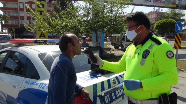 Antalya'da 70 yaşındaki adam sokağa çıktı! Polislere zor anlar yaşattı