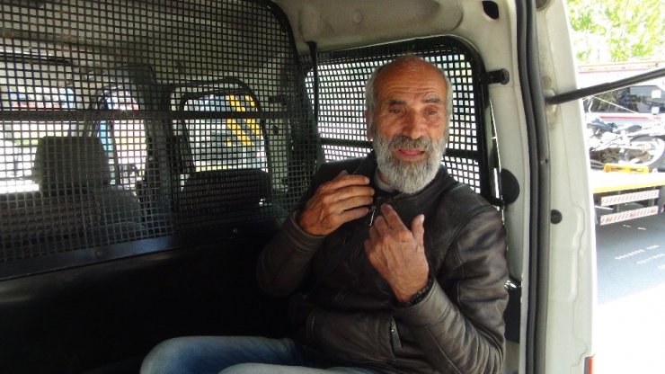 Antalya'da 70 yaşındaki adam sokağa çıktı! Polislere zor anlar yaşattı