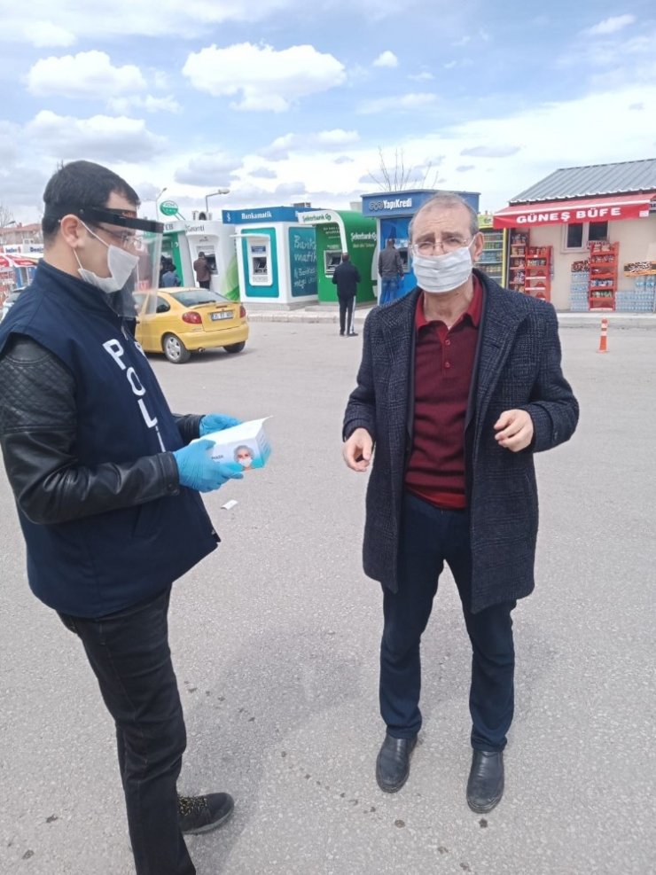 Erzurum’da polis denetimi ve maske dağıtımı sürüyor
