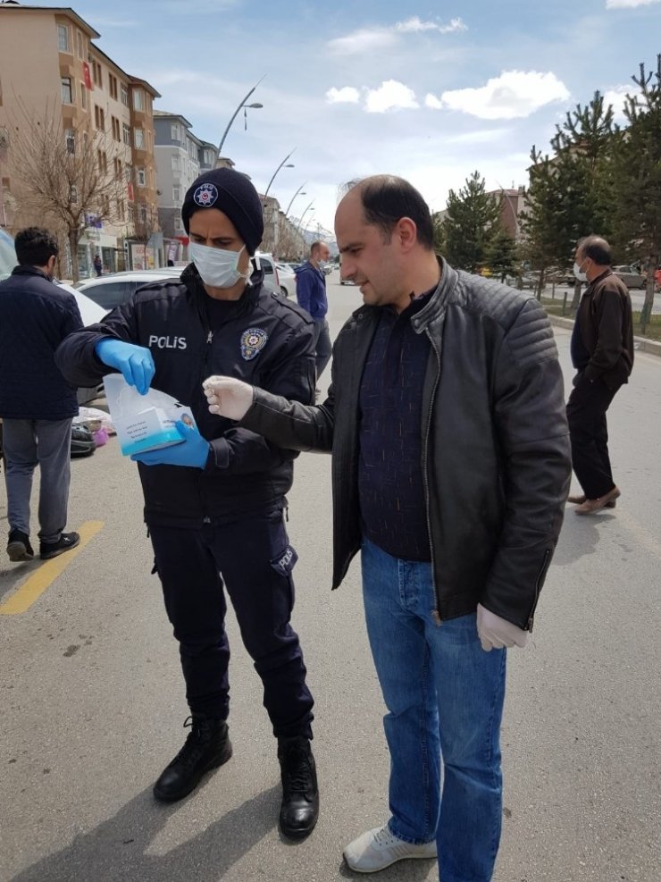 Erzurum’da polis denetimi ve maske dağıtımı sürüyor
