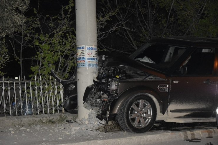 Kaza Yapan şoför mahalleyi elektriksiz bıraktı