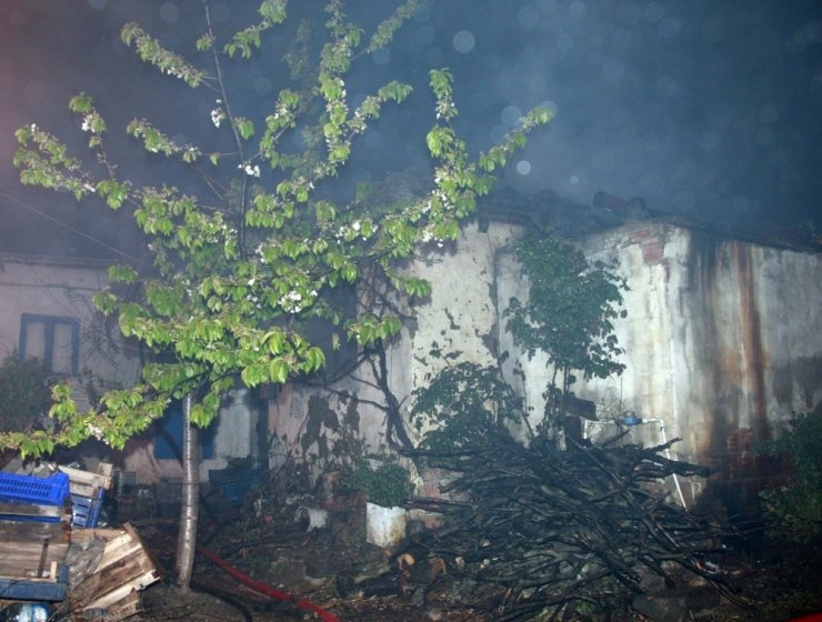 Yanan Evin Çatısı Çöktü, Mahsur Kalan Yaşlı Kadın Hayatını Kaybetti
