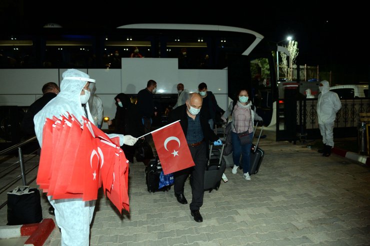 Hollanda'dan getirilen 349 Türk vatandaşı karantinaya alındı
