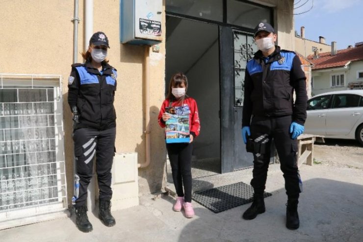 Küçük kızın kitap isteğini polis yerine getirdi