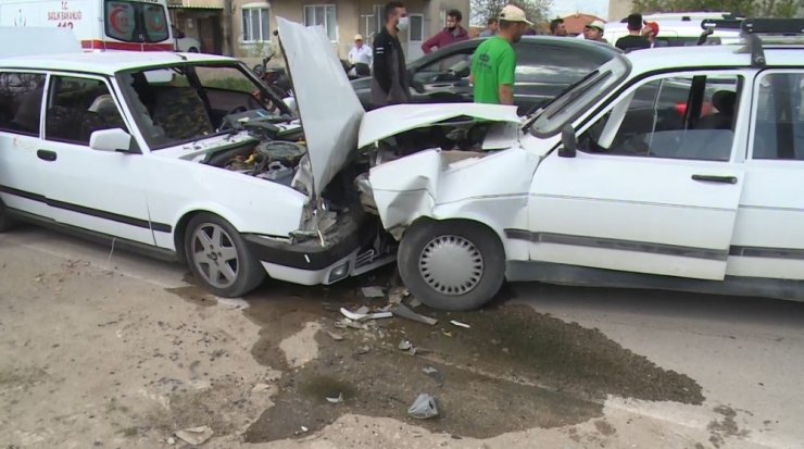 Isparta'da İki otomobil kafa kafaya çapıştı: 7 yaralı