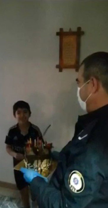 Konya polisinden minik Hakan'a doğum günü sürprizi