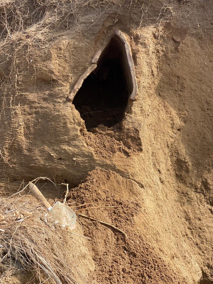 Kaçak kazı ihbarına giden ekipler bin 500 yıllık kiremit mezar buldu