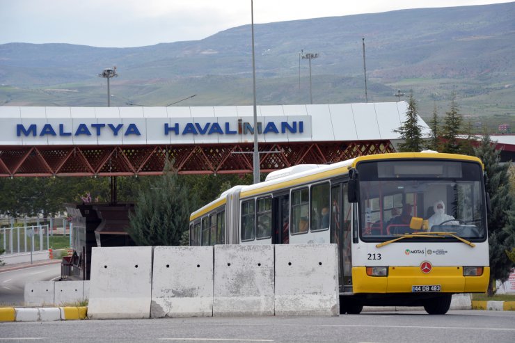 Azerbaycan'dan 182 Türk vatandaşı Malatya'ya getirildi