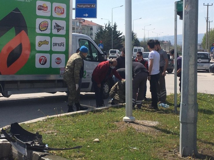 Bolu’da, boş yolda askeri ambulans otomobille çarpıştı