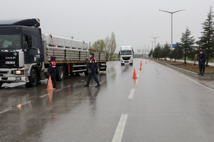 Konya-Antalya karayolu kamyonlar ve jandarmaya kaldı