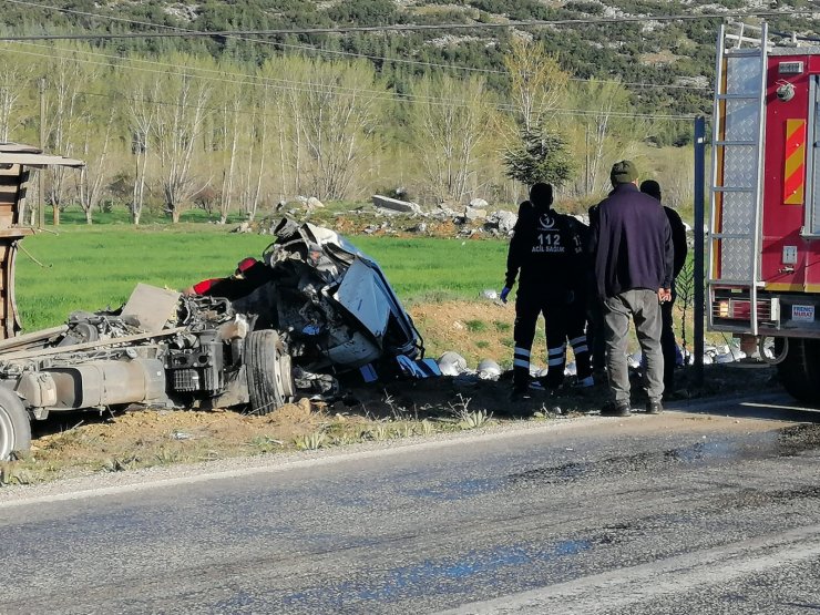 Konya plakalı boş tüp yüklü kamyon devrildi! Sürücüsü öldü