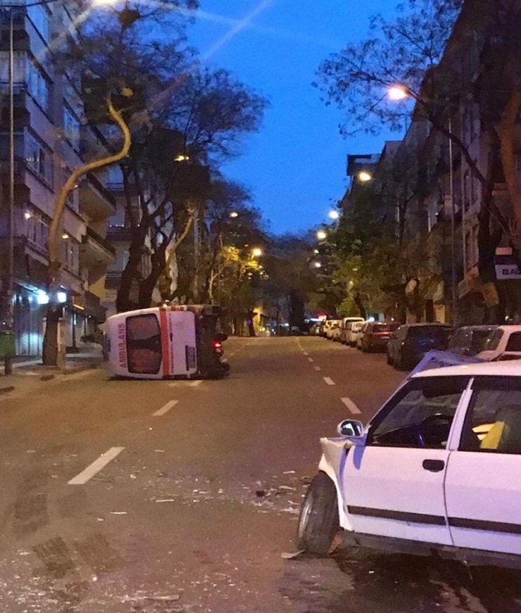 Bu da oldu! Bomboş sokakta ambulans ile otomobil çarpıştı: 3 yaralı