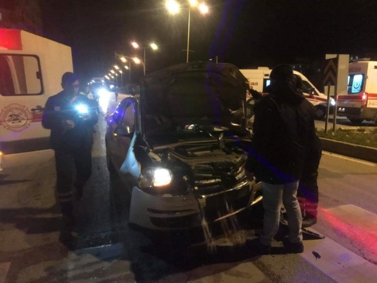 Çorum'da iki otomobil çarpıştı 3 kişi yaralandı