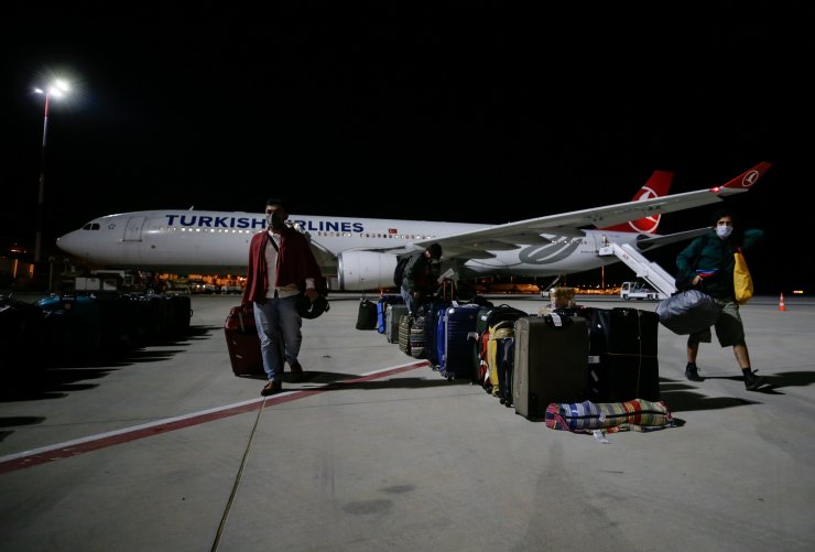 Hindistan'dan gelen 87 Türk vatandaşı, İzmir'de karantinada