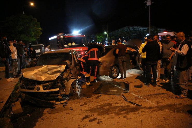 Manisa'da kaza! 2 kişi yaralandı