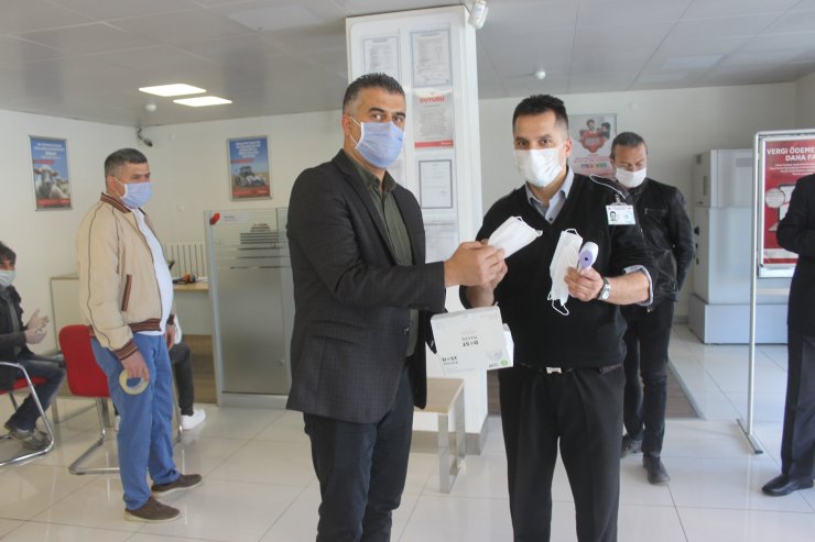 Derebucak'ta başkan maske dağıtımını kendisi yapıyor