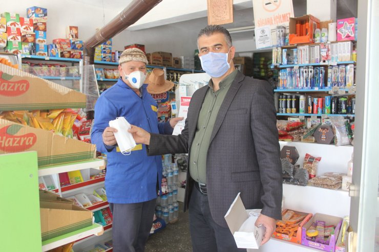 Derebucak'ta başkan maske dağıtımını kendisi yapıyor