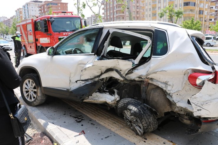 Kahramanmaraş'ta Otomobil 5 Araca Çarparak Durabildi