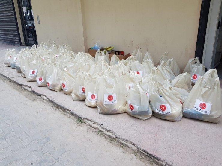 MHP Kuşadası teşkilatı yardım paketi dağıtıyor