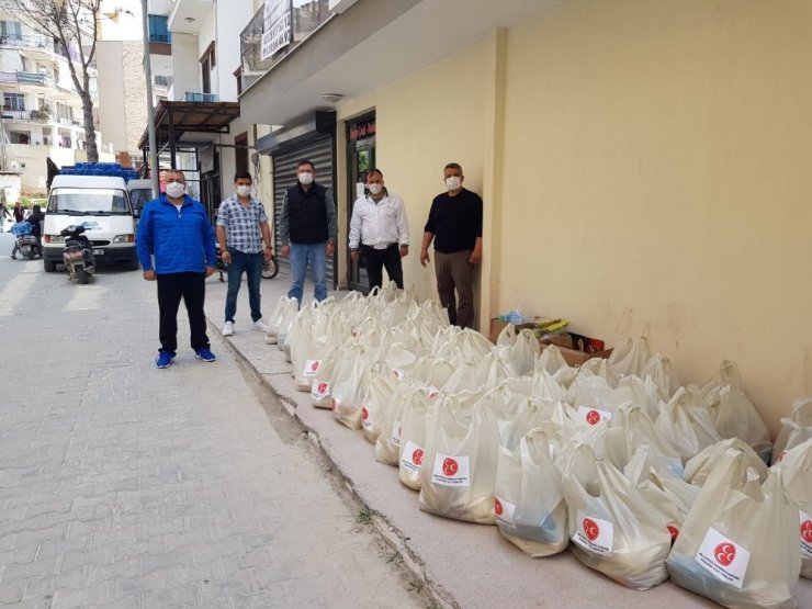 MHP Kuşadası teşkilatı yardım paketi dağıtıyor