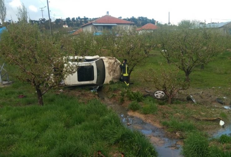 Karaman'da kontolü kaybeden araç elma bahçesine daldı