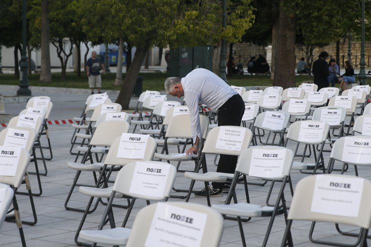 Yunanistan'da sandalyeler sokaklara taştı!