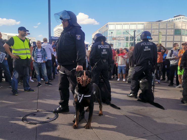 Almanya'da aşırı sağcılar tedbirleri protesto için sokağa döküldü