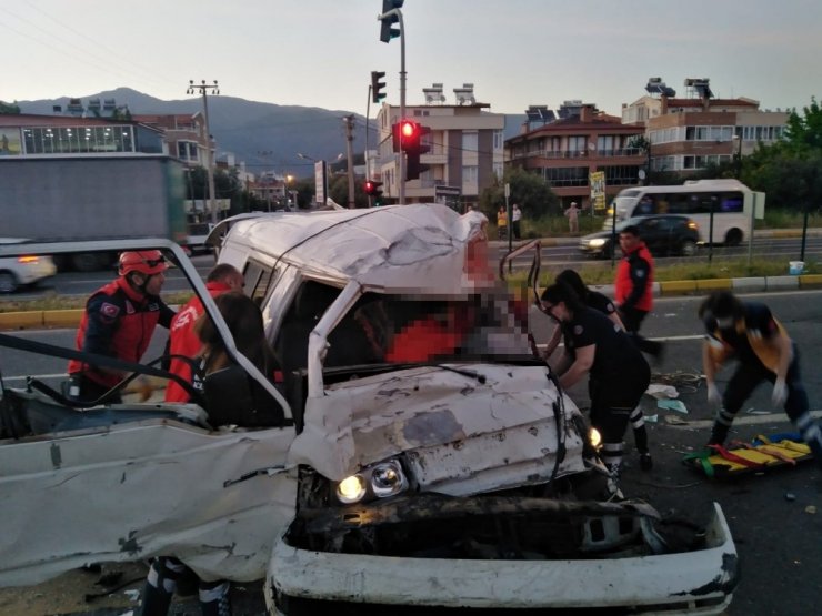 Edremit'te feci kaza! Kamyonetin çarptığı otomobil evin bahçesine uçtu: 2 kişi öldü 3 kişi yaralı