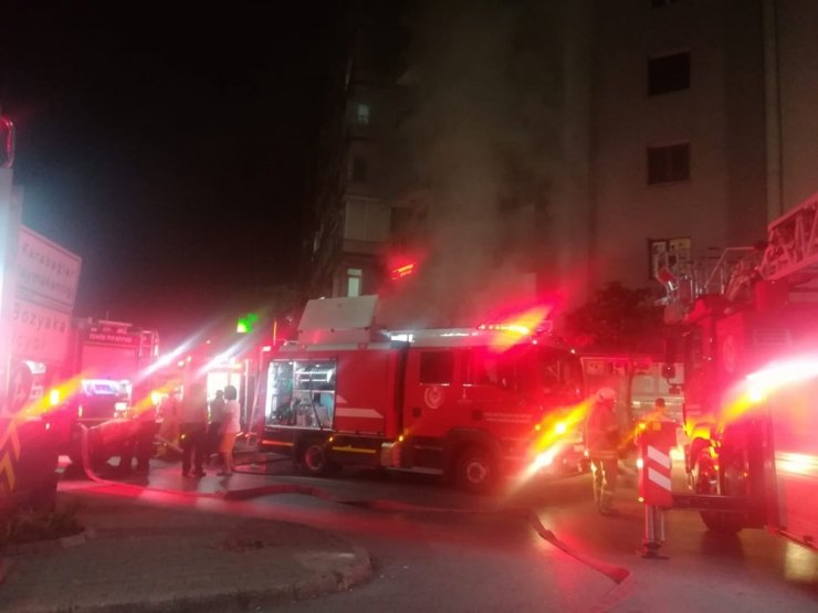 İzmir'de şok! 8 katlı bina bir anda alevlere teslim oldu