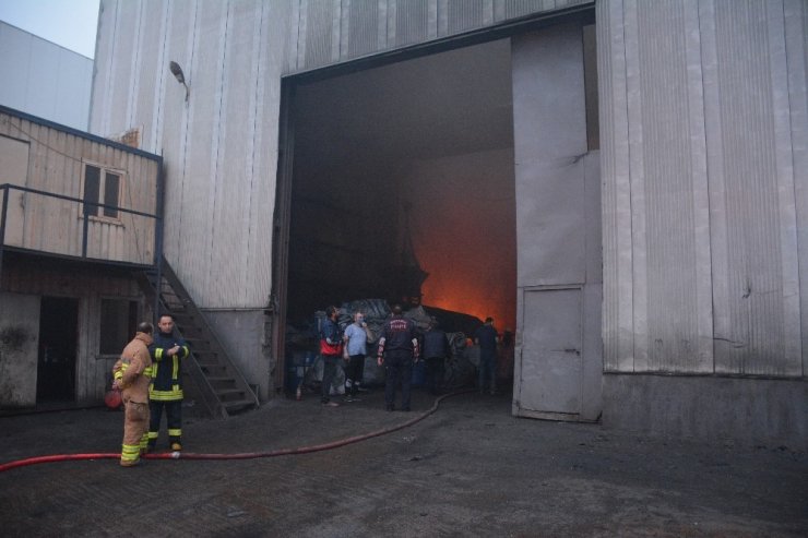 Kocaeli’de Akşam Saatlerinde Fabrikada Yangın Çıktı