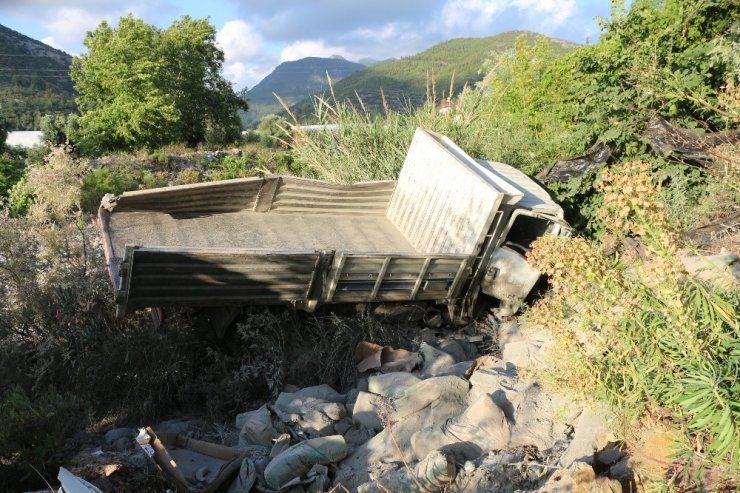 Antalya'da feci kaza! Yolcular araçtan fırladılar