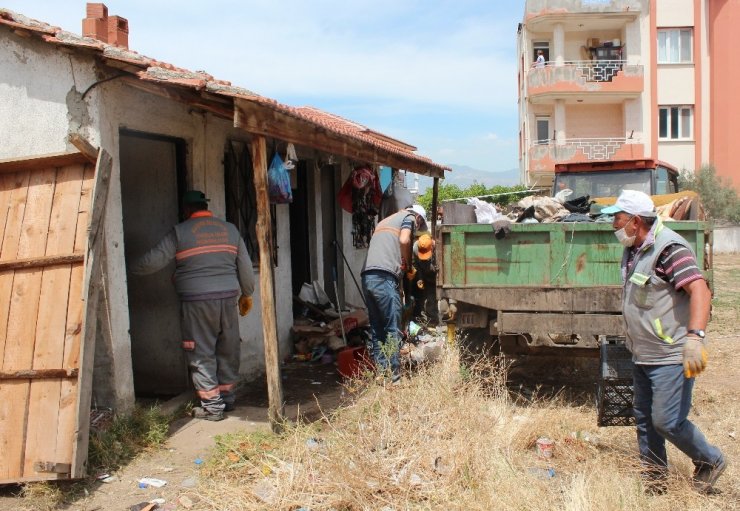 Manisa’da Şikayet Üzerine Gittikleri Evden 15 ton çöp çıkarıldı