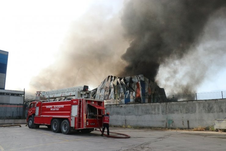 Sakarya’da geri dönüşüm tesisinde yangın çıktı! Birçok ilden takviye itfaiye ekipleri istendi