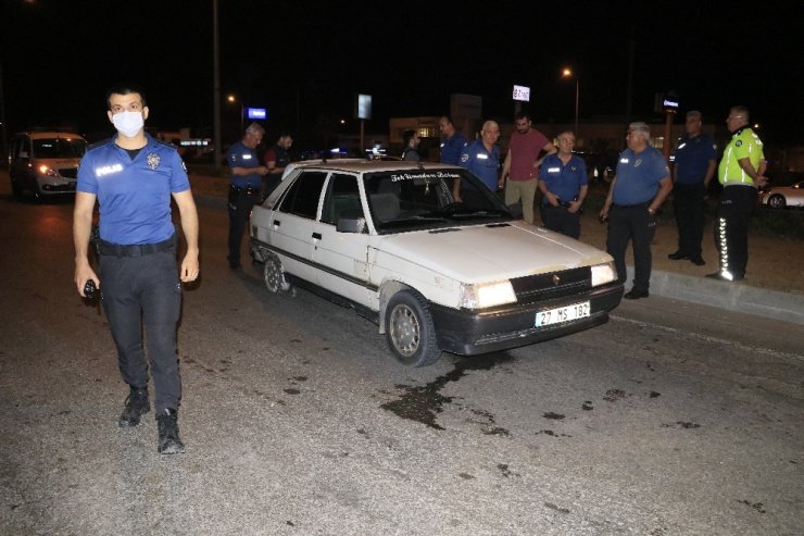 Adana'da polise çarptı kaçtı! Ateş edilerek durdurulan araçtan 16 kilo esrar çıktı