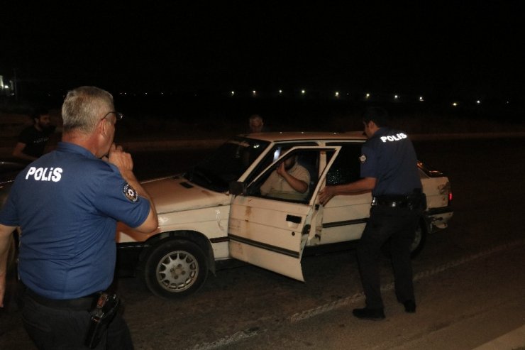 Adana'da polise çarptı kaçtı! Ateş edilerek durdurulan araçtan 16 kilo esrar çıktı