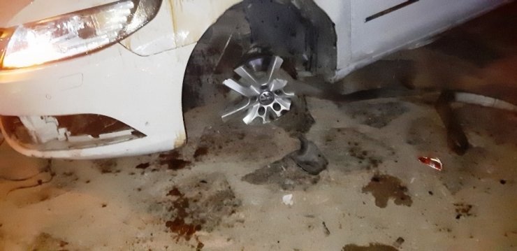 Muğla'da kaza yapan otomobilin çelik jantı bile koptu sürücü sağ kurtuldu