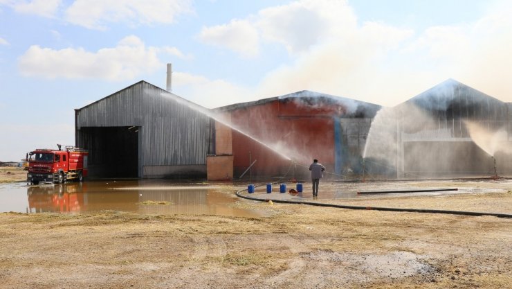 Aksaray’daki yem fabrikasındaki yangın kontrol altına alınmaya çalışıyor.